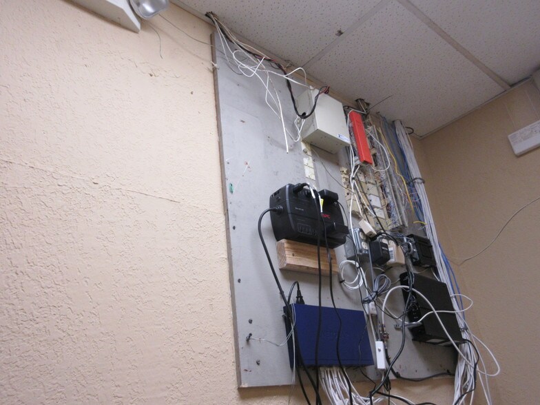 More Photos Of 15445 N Nebraska Ave, Lutz Warehouse For Lease