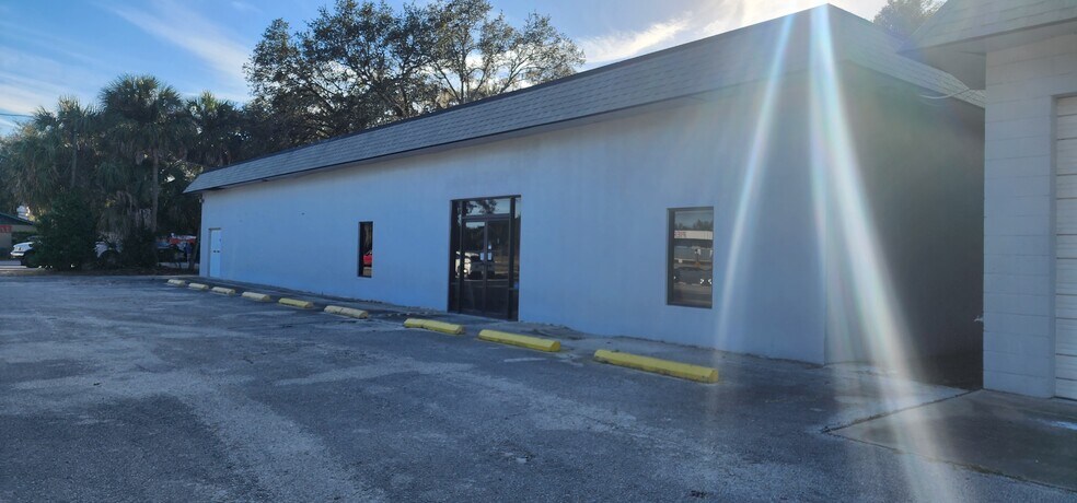 More Photos Of 284 S Center St, Pierson Auto Repair For Lease