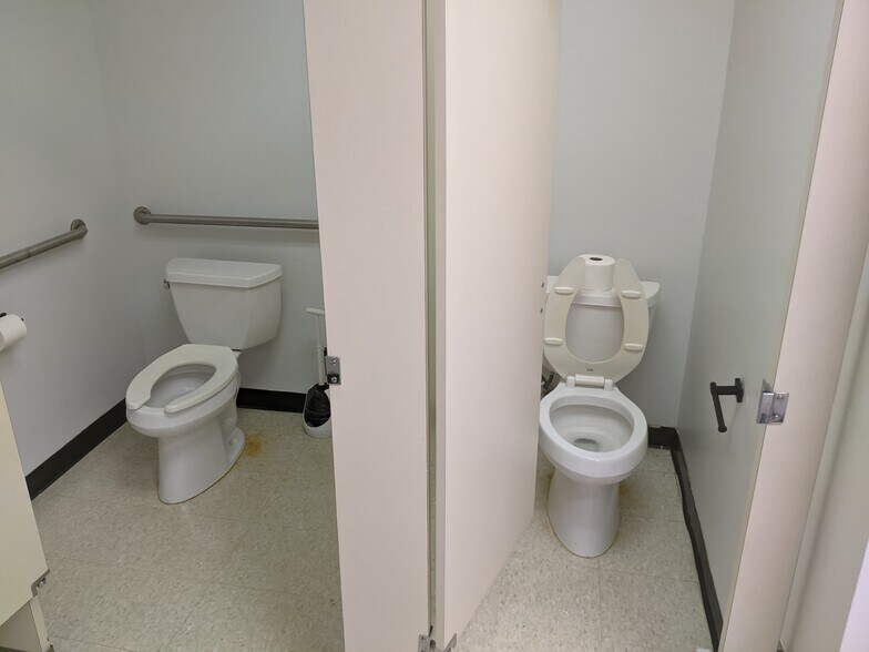 More Photos Of 416 Mccullough Dr, Charlotte Office For Lease