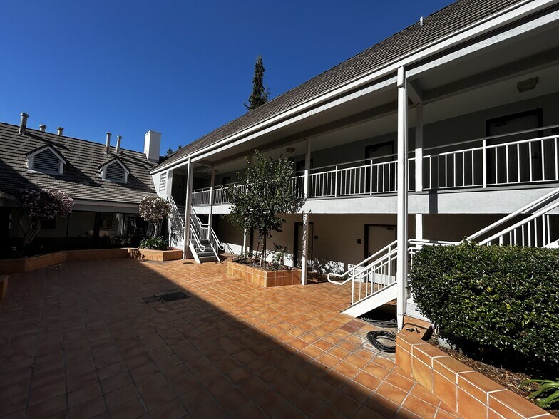More Photos Of 11022 Riverside Drive, North Hollywood Religious Facility For Lease