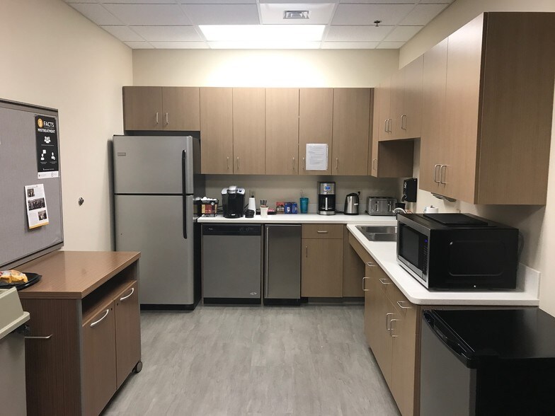 More Photos Of 1845 S National Ave, Springfield Office For Sale
