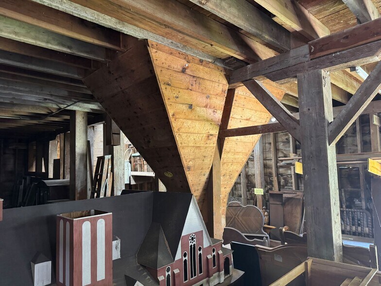 More Photos Of 1009 Mills St, Black Earth Warehouse For Sale