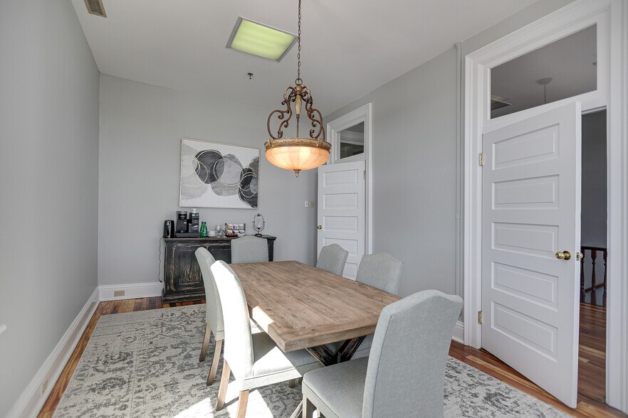 More Photos Of 809 S Main St, Columbia Office For Sale