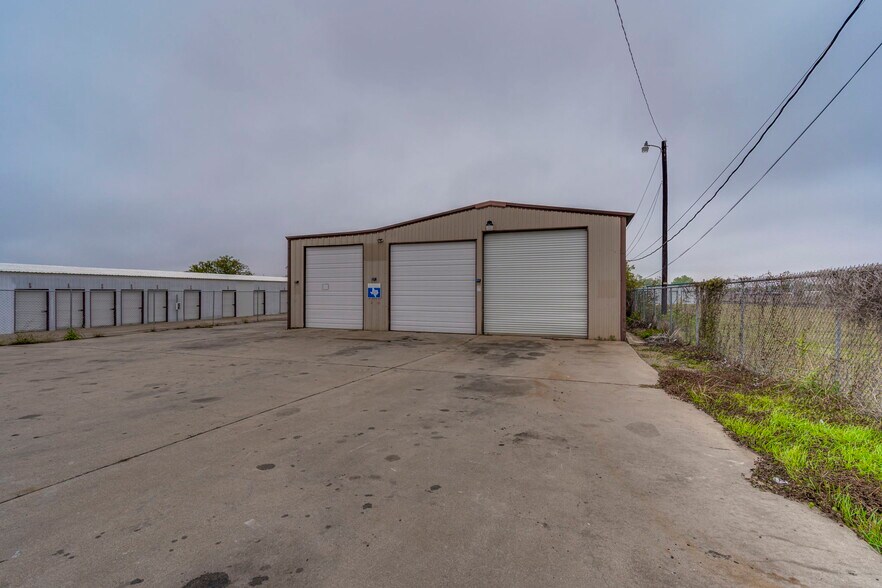 More Photos Of 108 West Gillum, Grandview Warehouse For Sale