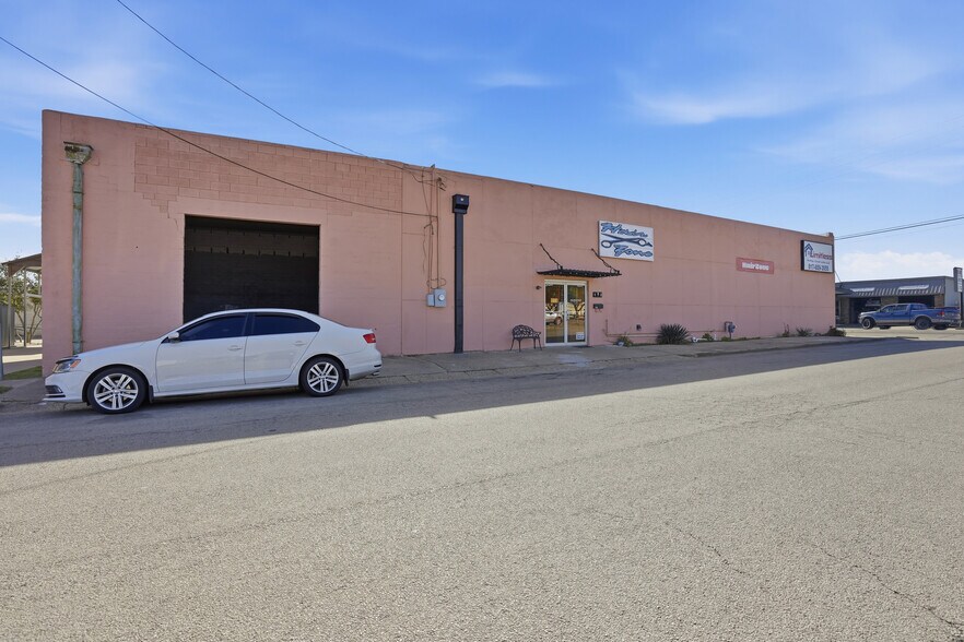 More Photos Of 401 S Main St, Cleburne Office For Sale