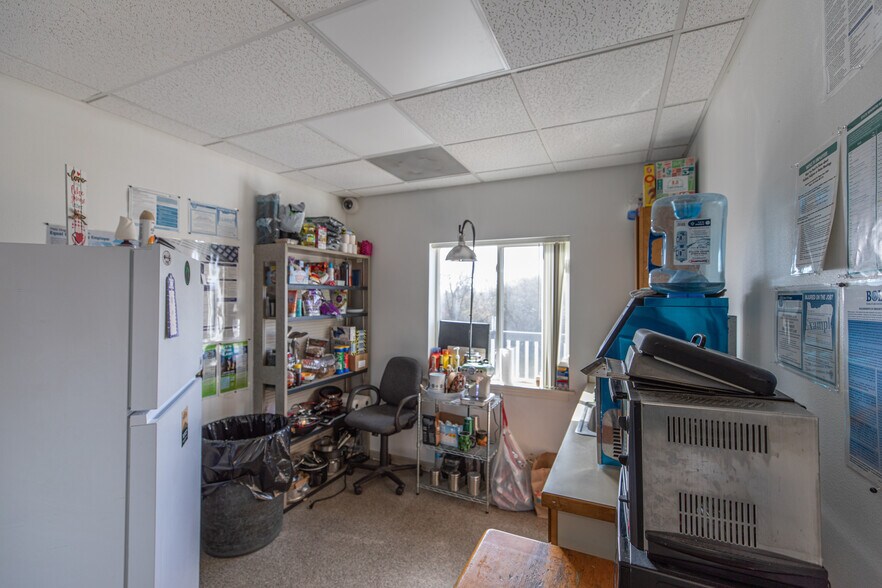 More Photos Of 751 Riverside Dr, Coquille Showroom For Sale