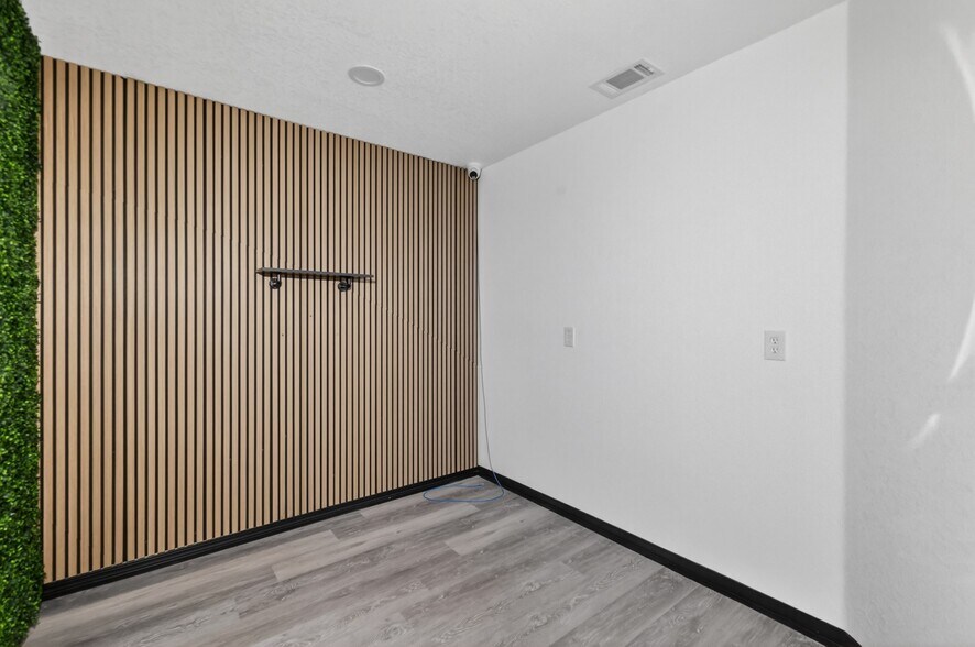 More Photos Of 1130 E North Blvd, Leesburg Freestanding For Lease