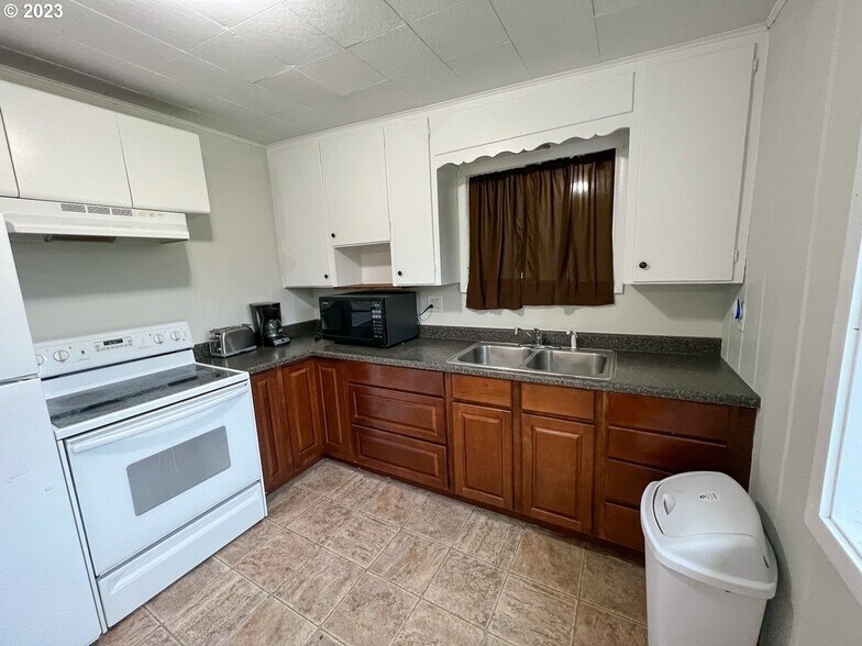 More Photos Of 121 Deady Crossing Rd, Sutherlin Warehouse For Sale