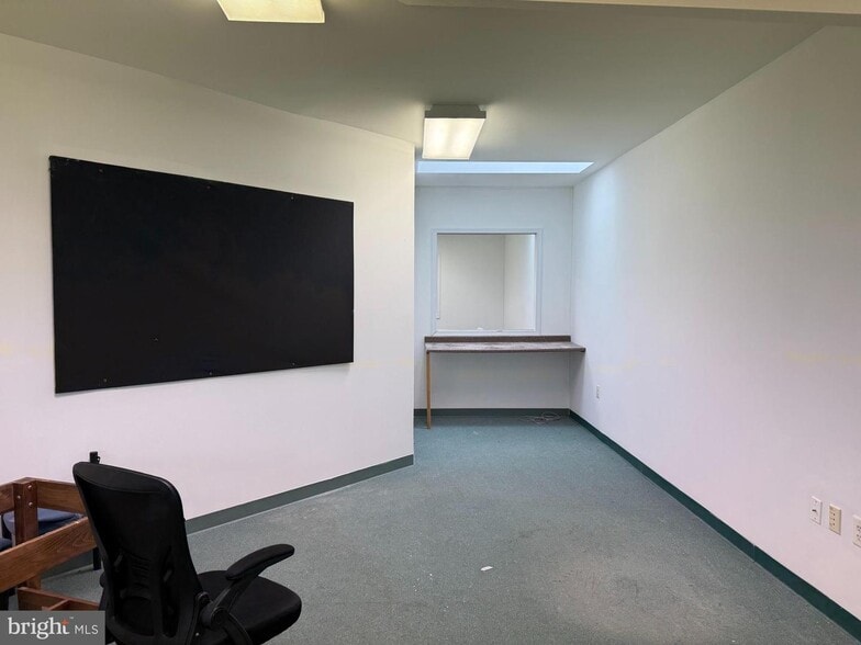 More Photos Of 225 Town Square Dr, Lusby Medical For Lease