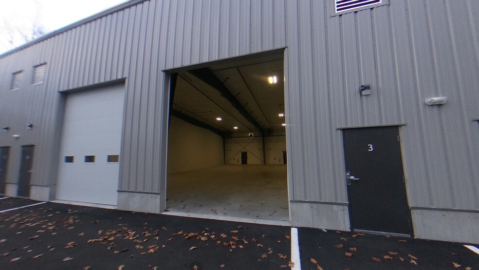 More Photos Of 14 R -Bay 3&4, North Reading Industrial For Lease