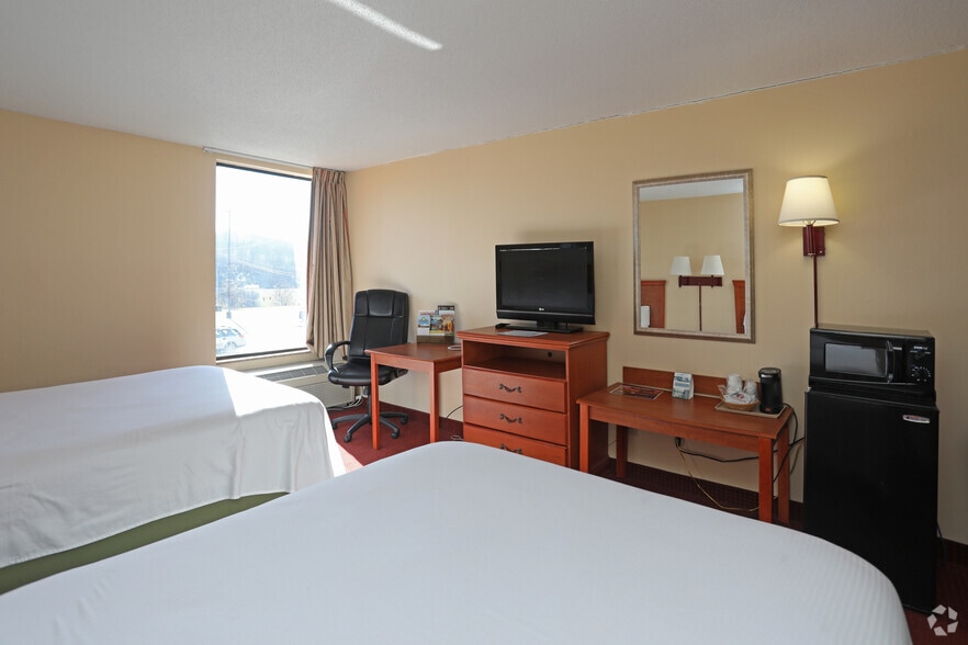More Photos Of 127 Ontario Dr, Mount Hope Hotel For Sale