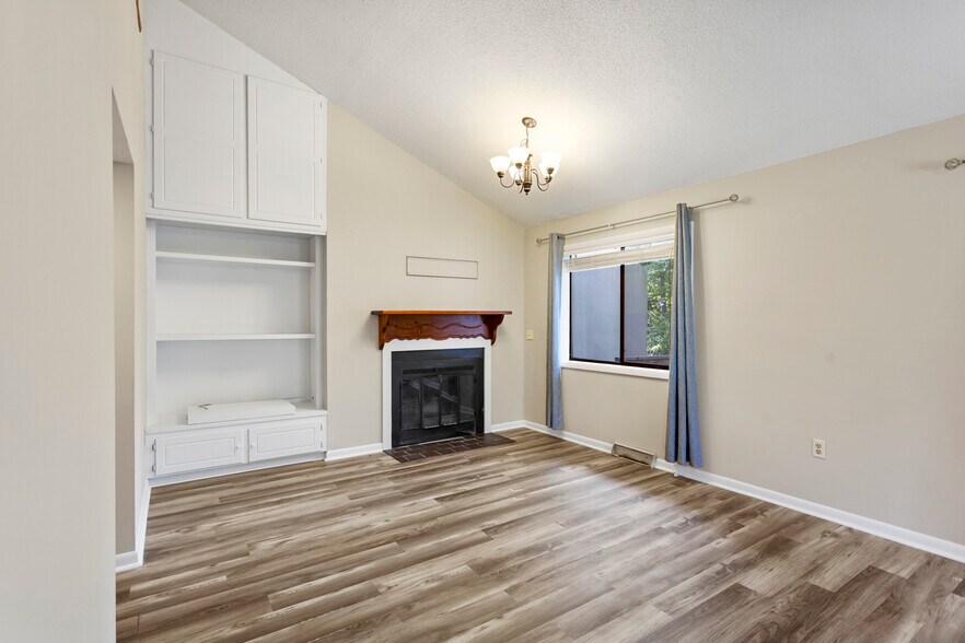 More Photos Of 400 Foxfire Ct, Seneca Apartments For Sale