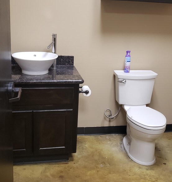 More Photos Of 15106 Chaplin St, Houston Warehouse For Lease