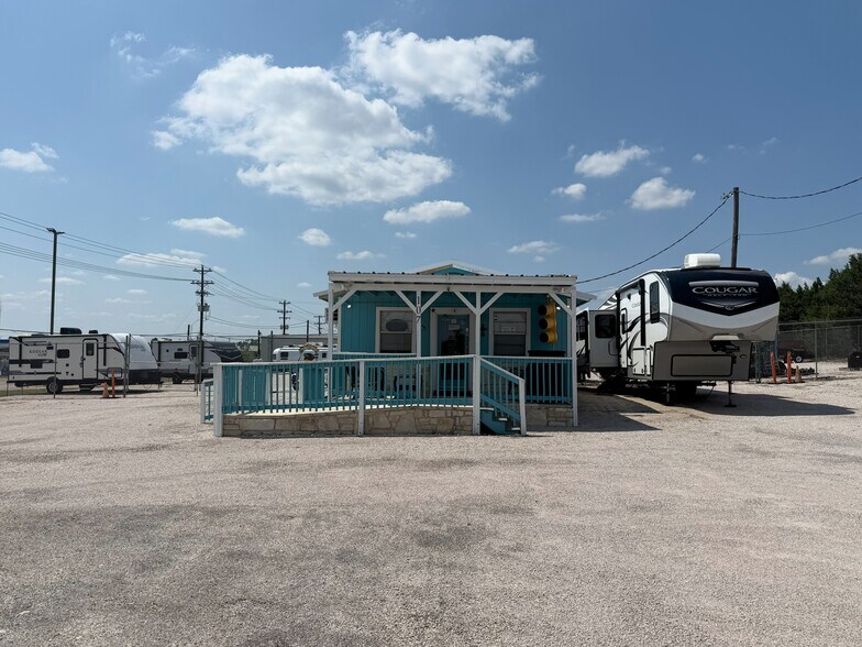 More Photos Of 107 Bailey Ln, Liberty Hill General Retail For Lease