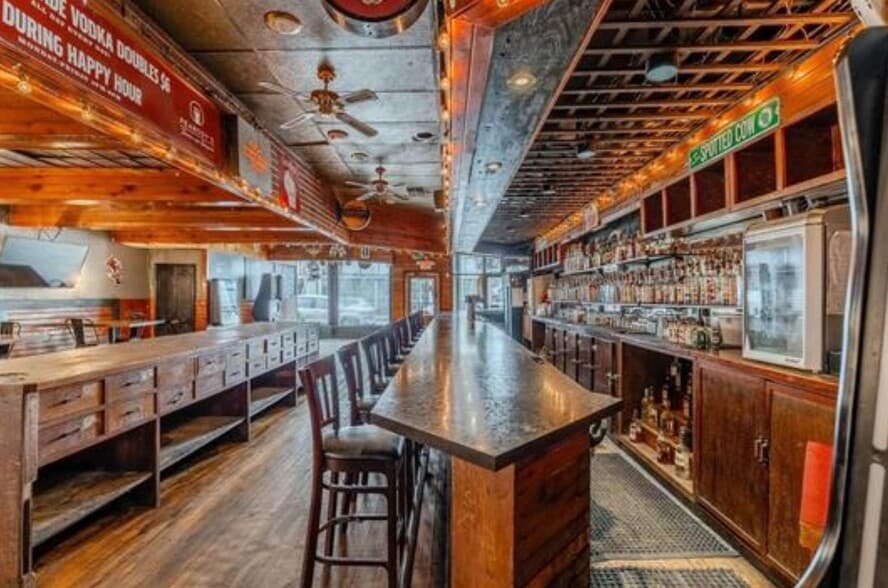 More Photos Of 544 N Main St, Oshkosh General Retail For Sale