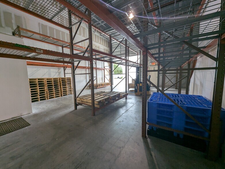 More Photos Of 585 NW Mercantile Pl, Port Saint Lucie Light Manufacturing For Sale
