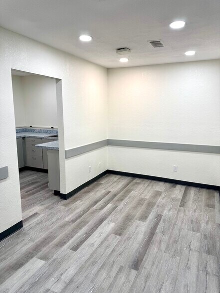 More Photos Of 2095 W Main St, League City Medical For Lease