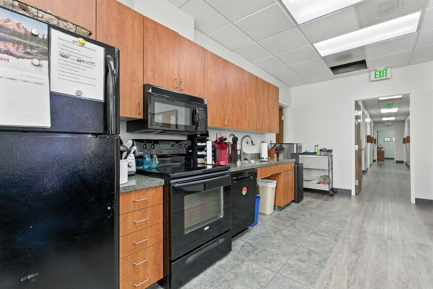More Photos Of 400 NE Roberts Ave, Gresham Medical For Sale