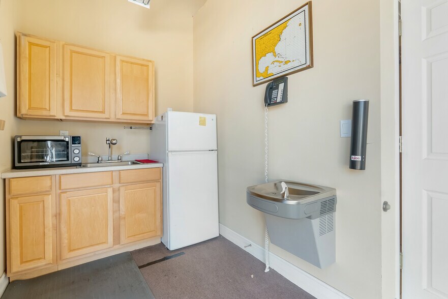More Photos Of 2433-2463 Quantum Blvd, Boynton Beach Showroom For Lease
