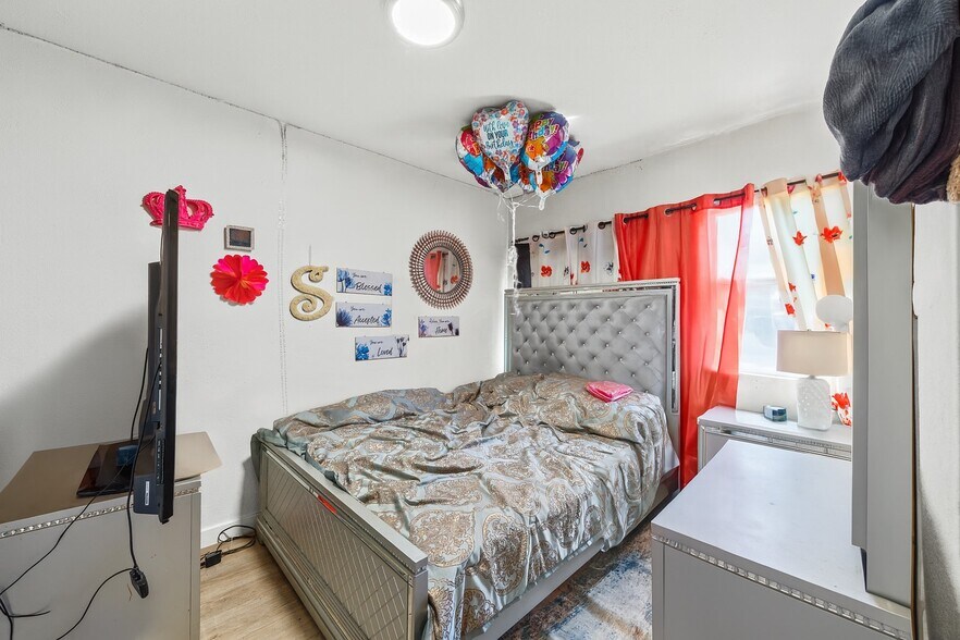 More Photos Of 1323 E Adams Blvd, Los Angeles Apartments For Sale