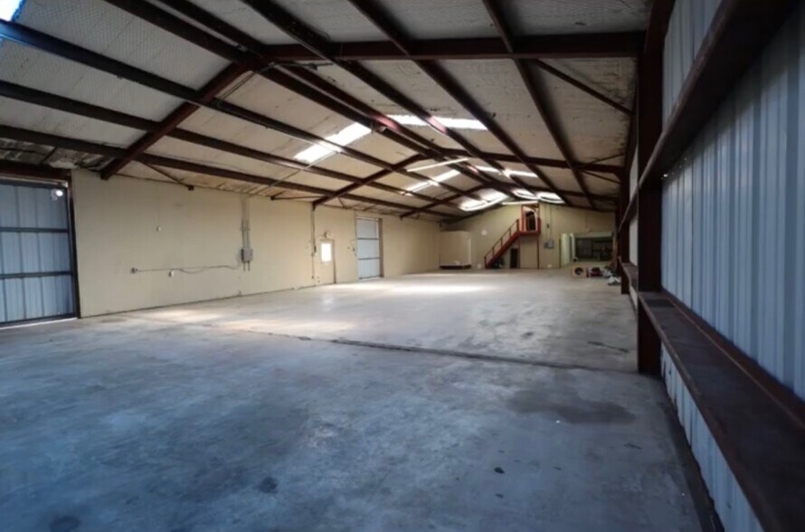 More Photos Of 713 W 2nd St, Taylor Warehouse For Lease