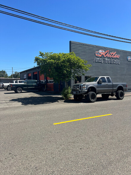 Primary Photo Of 711 Spruce St, Myrtle Point Service Station For Sale