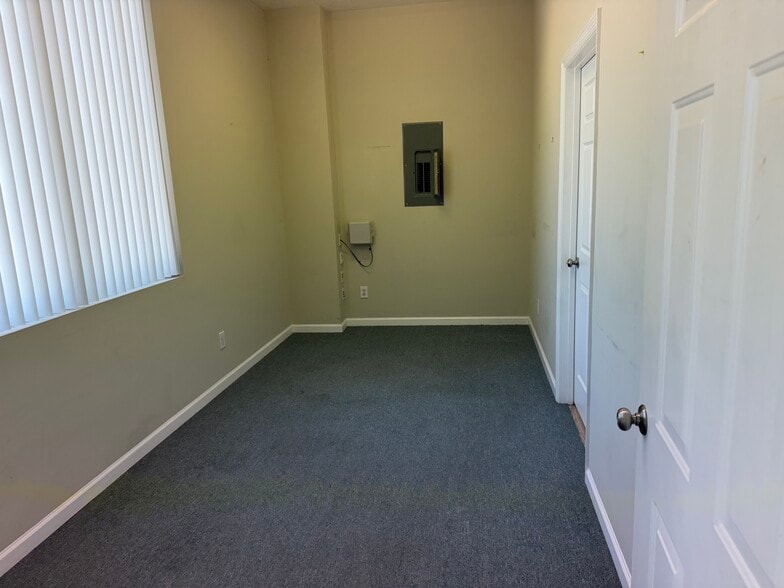 More Photos Of 1975 Mall Blvd, Auburn Warehouse For Lease