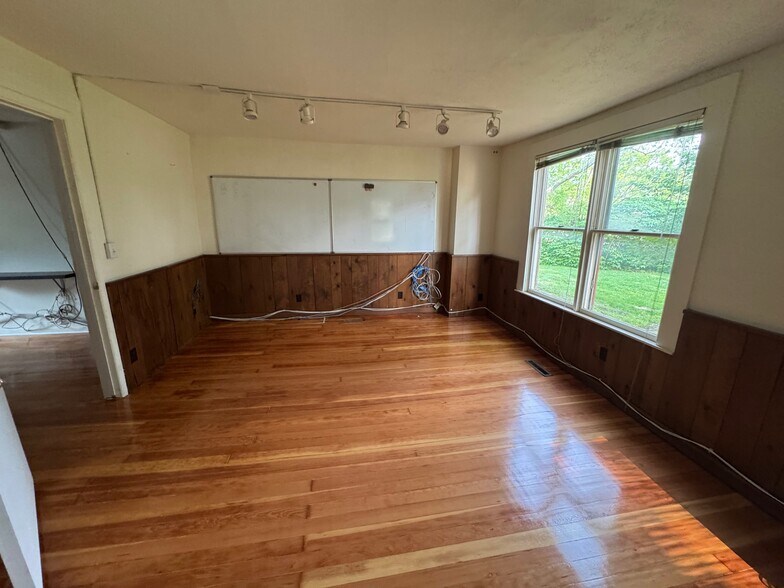 More Photos Of 1103 Fabyan Pkwy, Geneva Manufacturing For Lease