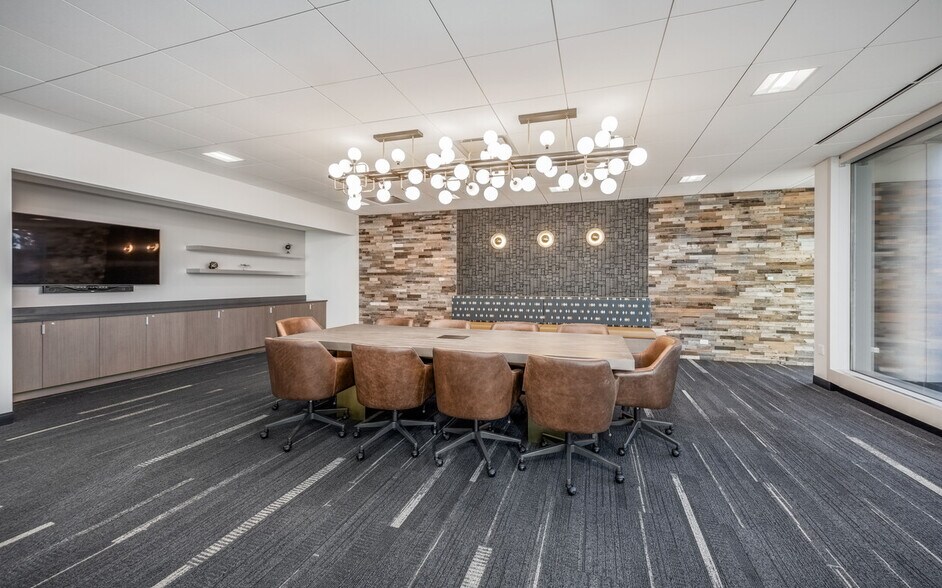 More Photos Of 10255 W Higgins Rd, Rosemont Office For Sale