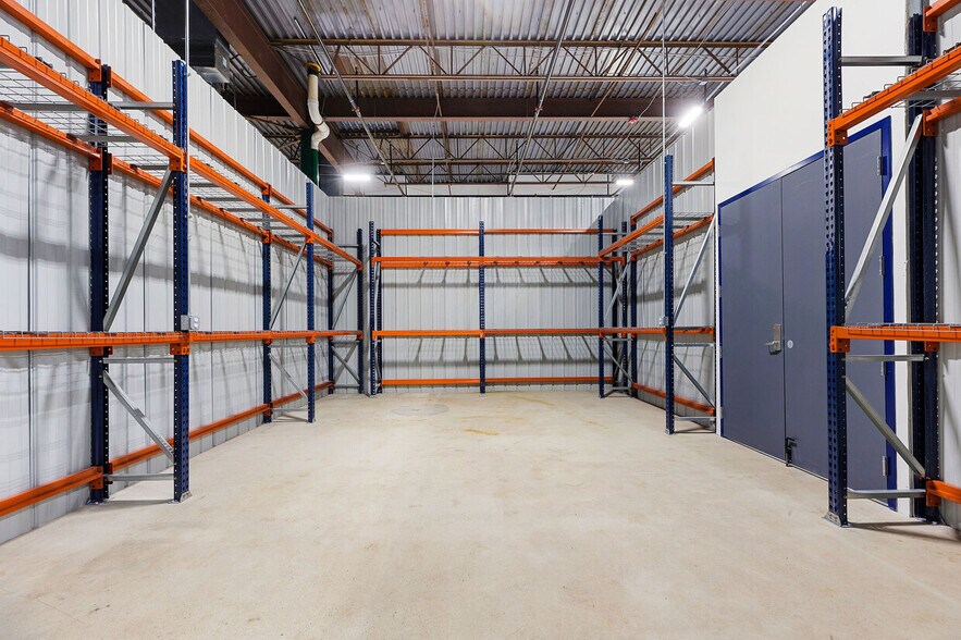 More Photos Of 3131 W Bolt St, Fort Worth Warehouse For Lease