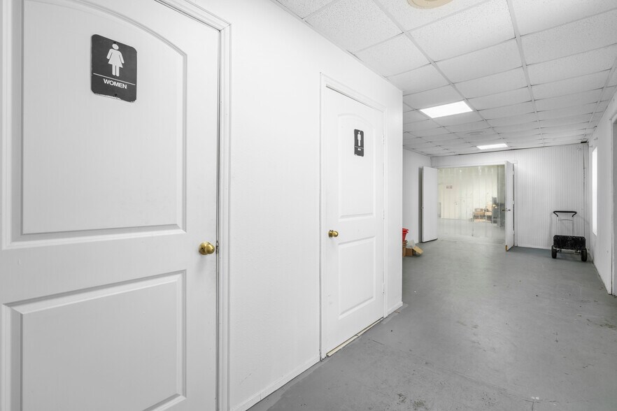 More Photos Of 9772 FM 1696 Rd, Bedias Storefront For Sale