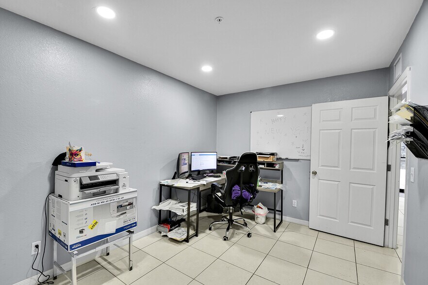 More Photos Of 12165 Metro Pky, Fort Myers Light Manufacturing For Lease