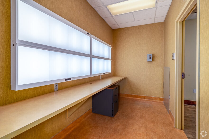 More Photos Of 77840 Flora Rd, Palm Desert Medical For Sale