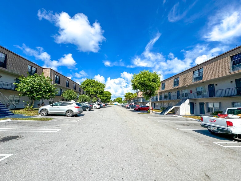 More Photos Of 3901 36th Ct, West Palm Beach Apartments For Sale