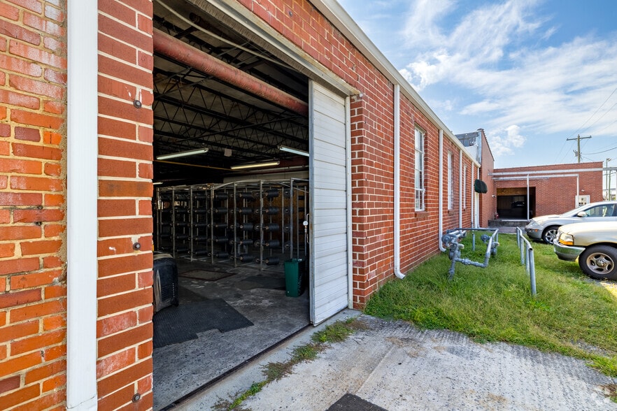 More Photos Of 222 King St S, Calhoun Warehouse For Sale