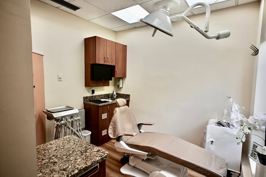 More Photos Of 4 Dearfield Dr, Greenwich Medical For Lease