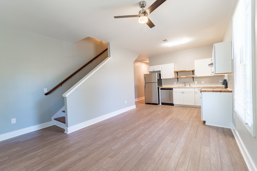 More Photos Of 302 Picadilly St, Columbia Specialty For Sale