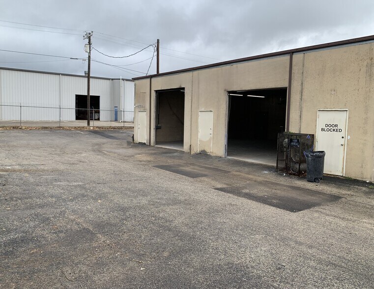 Primary Photo Of 136 Industrial Dr, Boerne Warehouse For Lease