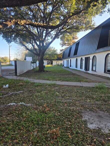 More Photos Of 1200 E Houston St, Beeville Apartments For Sale