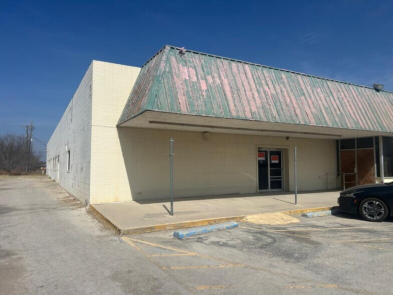 More Photos Of 2214 N First St, Carrizo Springs Storefront For Lease
