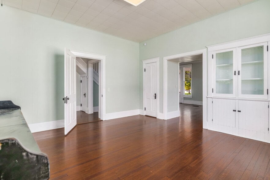 More Photos Of 6849 Oak St, Milton Freestanding For Lease