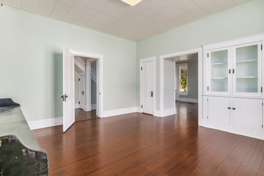 More Photos Of 6849 Oak St, Milton General Retail For Lease