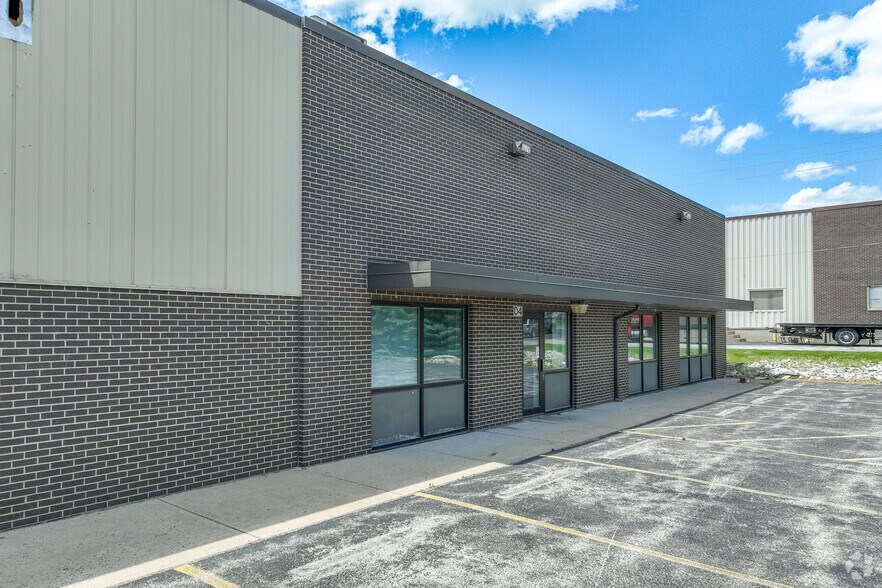 More Photos Of 220 Poplar Pl, North Aurora Warehouse For Lease