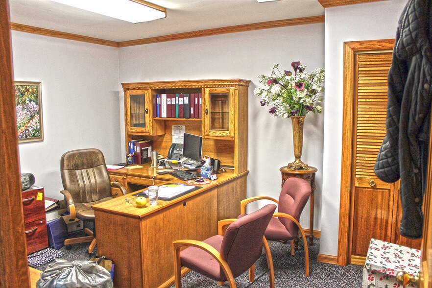 More Photos Of 512 Court St, Pekin General Retail For Sale