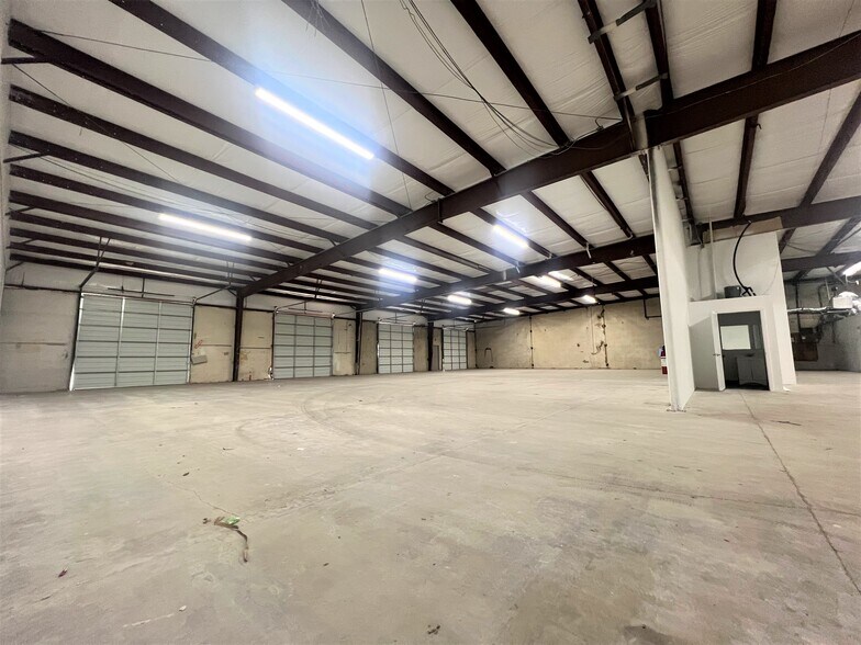 More Photos Of 801 Secretary Dr, Arlington Warehouse For Lease