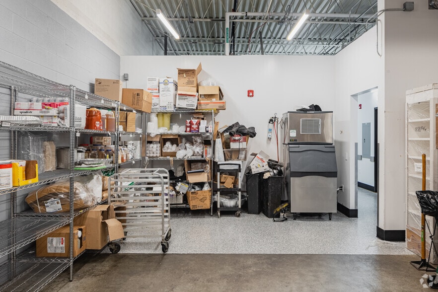 More Photos Of 4131-4133 N Rockwell St, Chicago Manufacturing For Lease