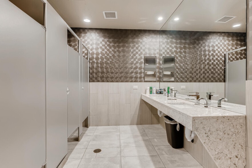 More Photos Of 7070 S Tucson Way, Englewood Flex For Lease