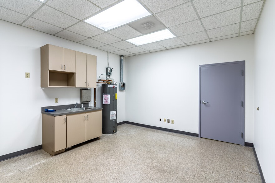 More Photos Of 6160 Peachtree Dunwoody Rd NE, Atlanta Office For Sale