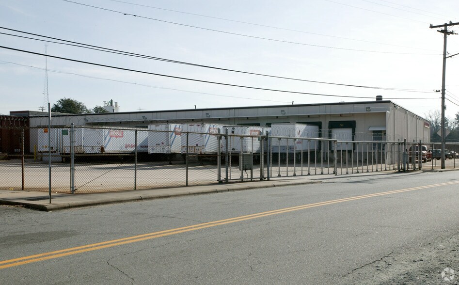 More Photos Of 315 Cassell St, Winston-Salem Distribution For Lease