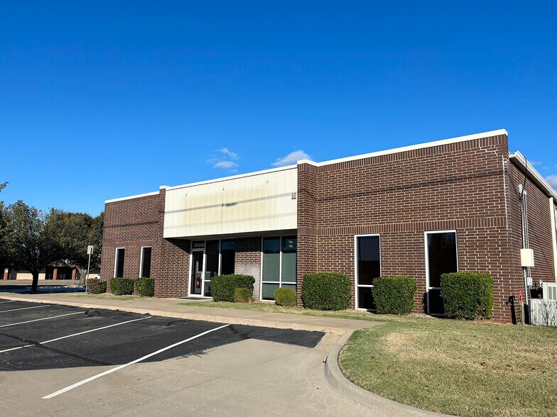 Primary Photo Of 2800 S Kelly Ave, Edmond Showroom For Lease